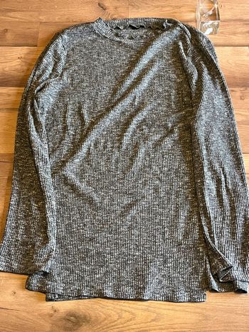 Je vend un pull léger femme qui s s’ouvre sur les côtés en bas taille XL très bon état