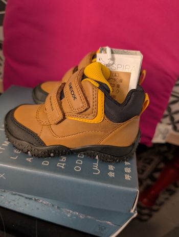 Chaussures garçon. Chaudes et imperméables. Taille 22. Neuf. Geox