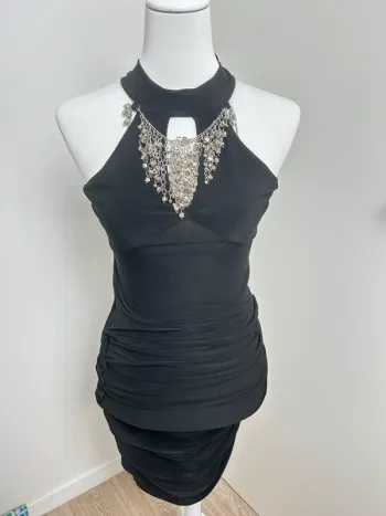 Robe de soirée noire moulante – Collier argenté intégré – Taille M