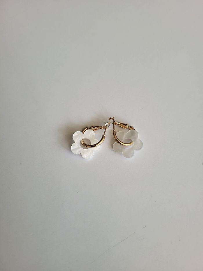 Boucles d'oreilles fleurs  blanches