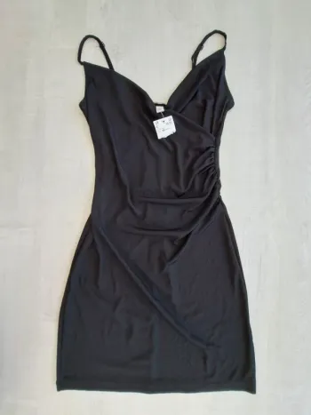 Robe noire H&M - taille XS - basique classique soirée - neuve étiquette - côtelée - décolleté en V