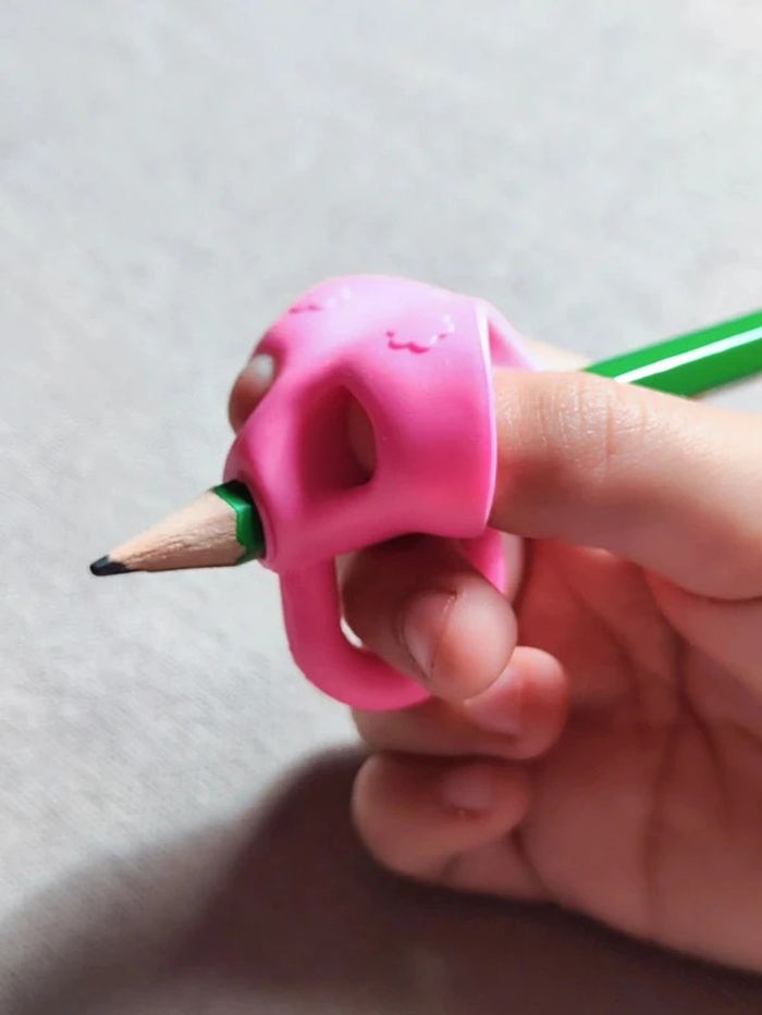 Correcteur de posture d'écriture en silicone souple - photo numéro 3