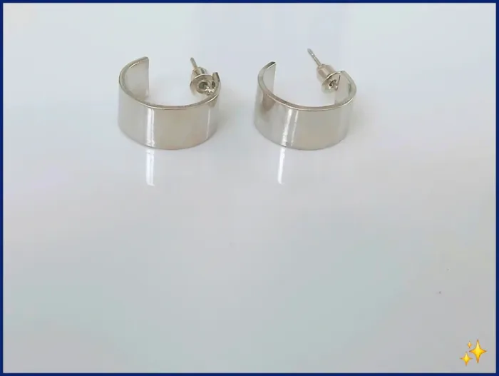 Boucles d'oreilles créoles argentées brillantes – look épuré et chic - photo numéro 2