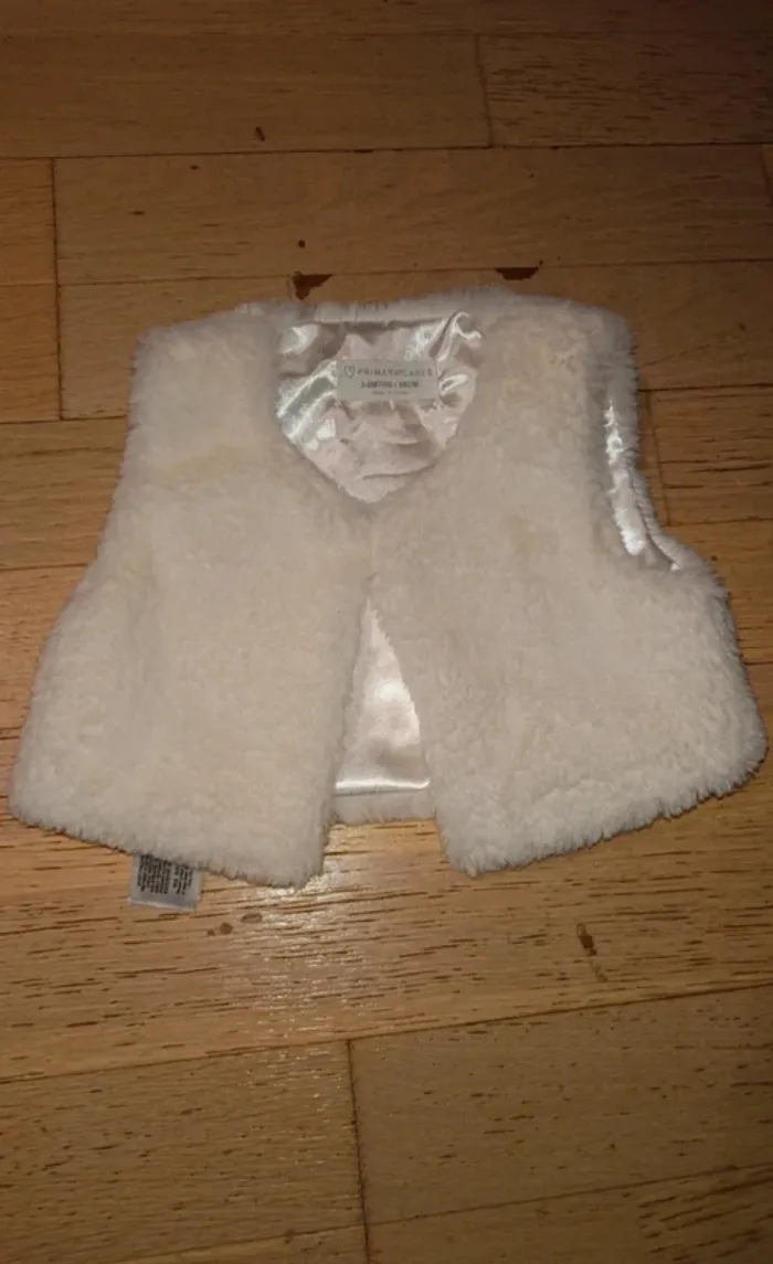 Veste sans manches fourrure blanche