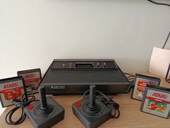Console vintage Atari 2600 avec manettes et jeux