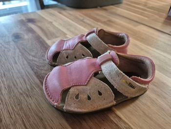 Sandales Tikki peu portées