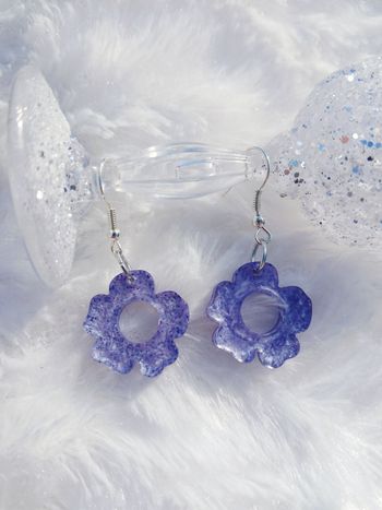 Boucles d'oreilles fleurs mauves pailleté