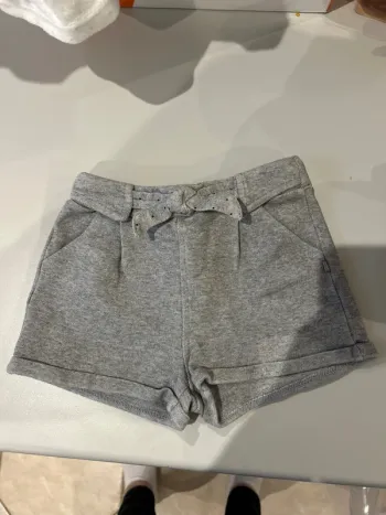 Short fille