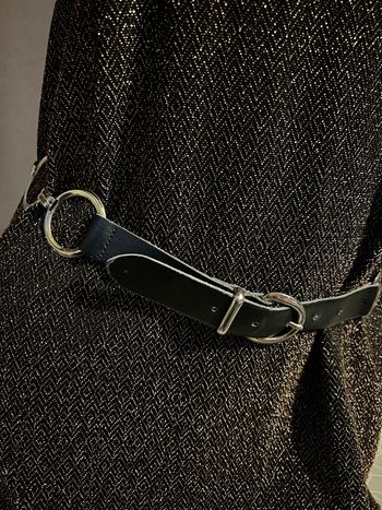 Magnifique ceinture vintage 1970 cuir noir et anneaux métal