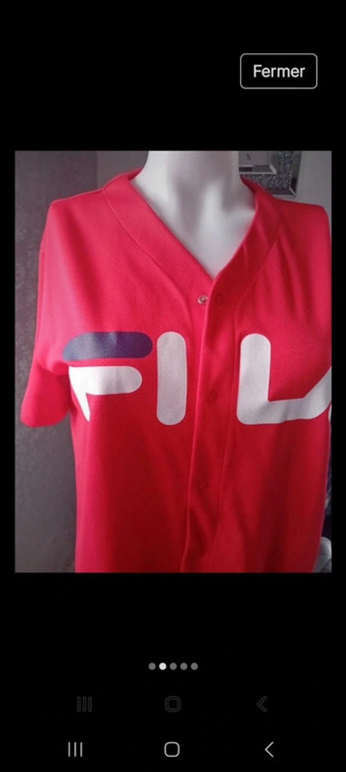 T shirt fila noté xs mais peut convenir à un s - photo numéro 2