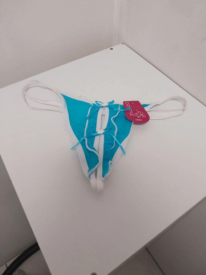 Strings bleu turquoise et blanc avec petit papillon