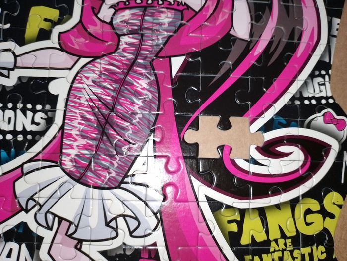 Puzzle boite caveau Monster high fluorescent draculaura
clémentoni complet - photo numéro 7