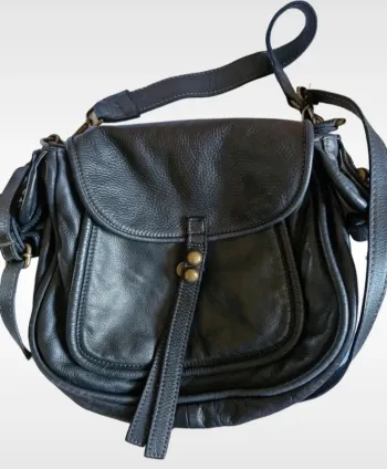 Sac besace noir en cuir.