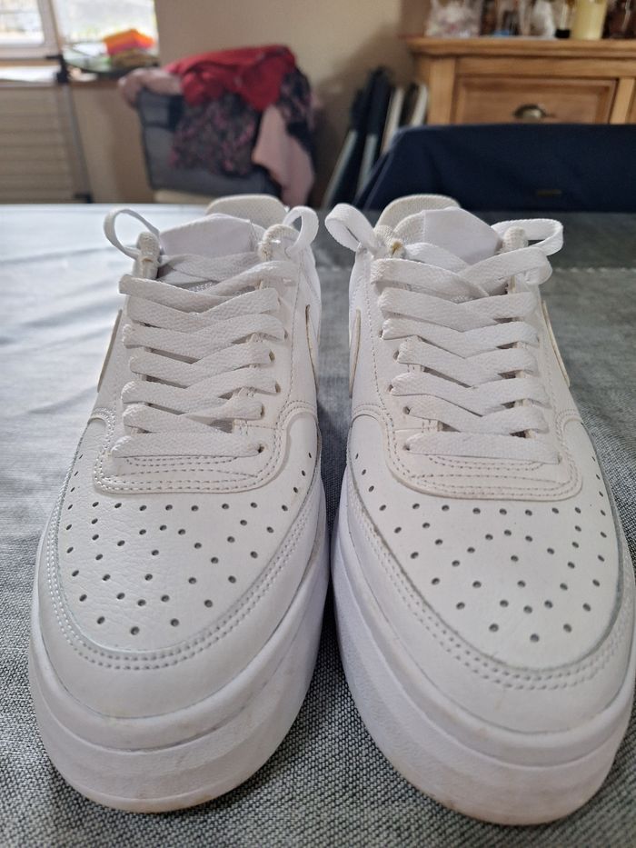 Vends baskets blanche vision alta Nike - photo numéro 4
