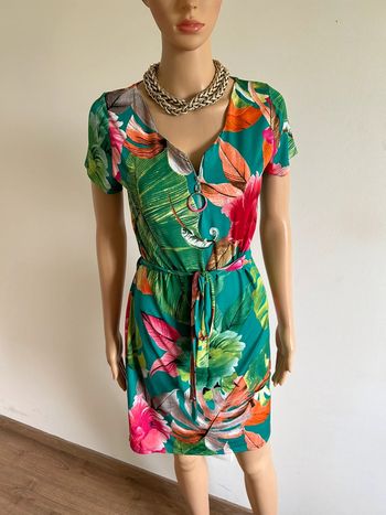 Robe verte et fleurie à manches courtes LolaLiza taille 36 jamais portée
