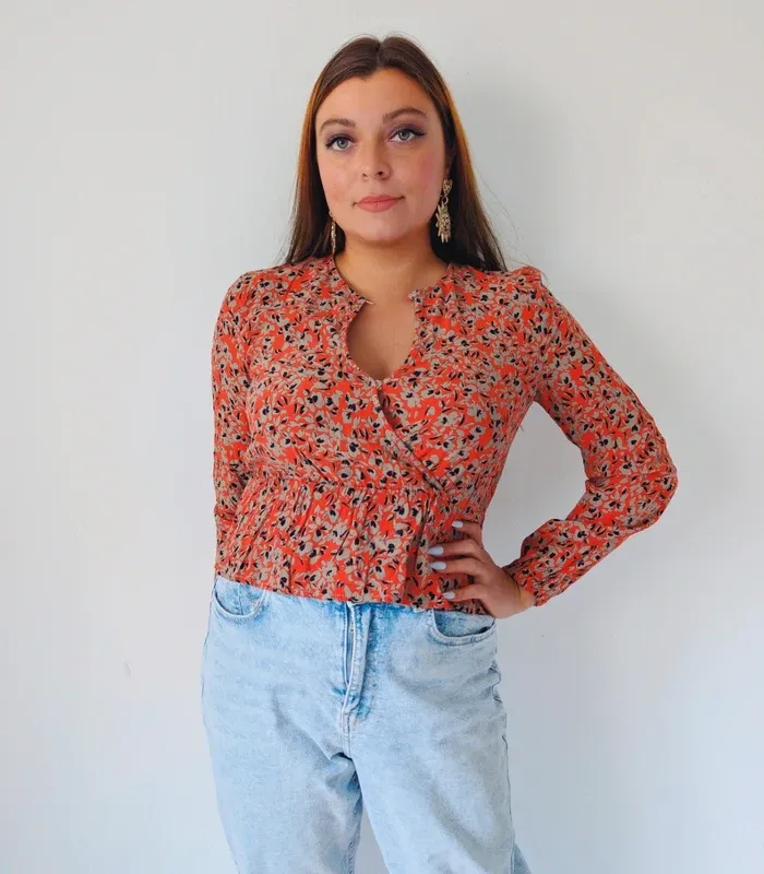 Blouse manches longues péplum rouge fleurie décolleté ajustable tendance et moderne Kookaï Taille 36 - photo numéro 3