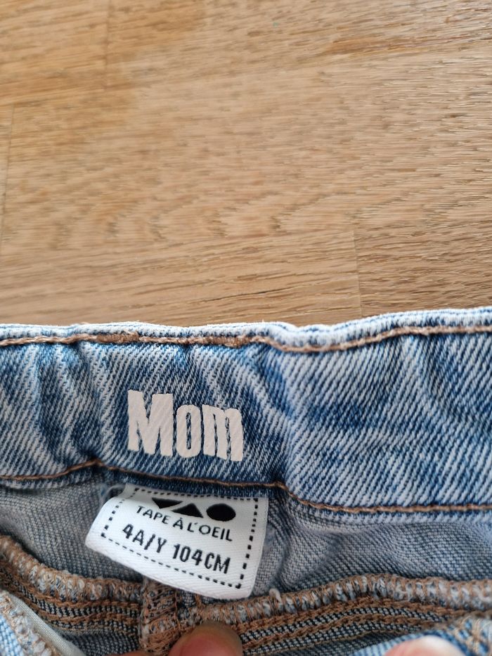 Jean Mom tape a l'oeil - photo numéro 2