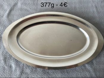 Plat de présentation ou de service pour la table en acier inoxydable.