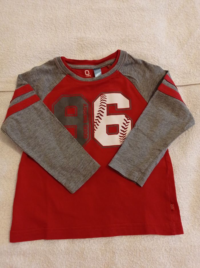 Manches longues avec devant marquer 96 en gros chiffre devant le pull marque Okaïdi âge 3 ans 98 cm couleur rouge et gris