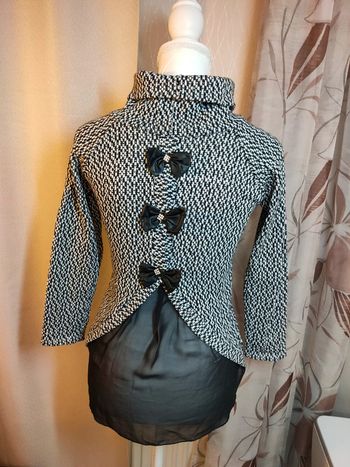 Veste tweed noir et blanc, dos orné de nœuds, une allure sophistiquée et originale