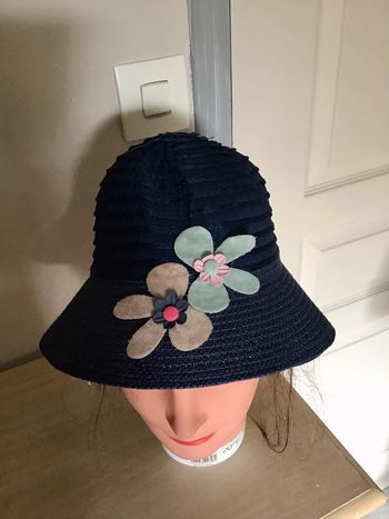 Très beau chapeau 2-3 ans de taille 51/52 de coloris bleu marine avec fleur bleue turquoise et grise