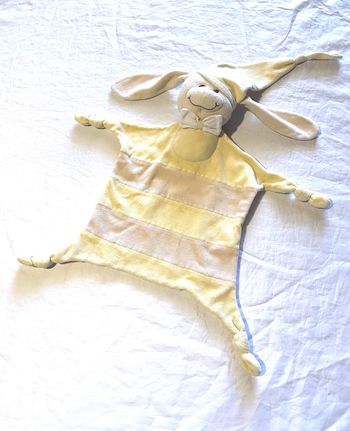Grand Lapin Beige Doudou Bonnet Pyjama Rayures Horizontales Ruban Blanc Peluche Petits Enfants Bébés