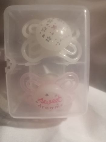 Lot de 2 sucettes neuve 2m+ fluorescente
