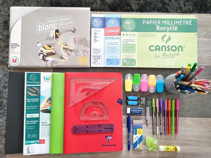 Lot fournitures scolaires