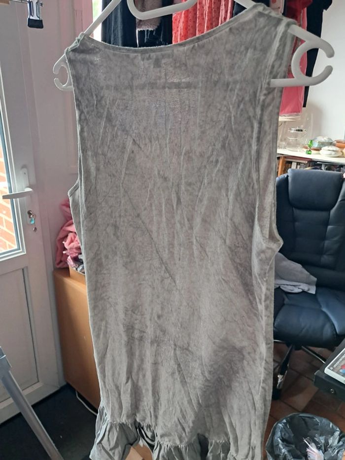 2 débardeurs (1 gris clair et 1 beige) bas légèrement volanté, modernes, confortables T40, 3 suisses - photo numéro 3