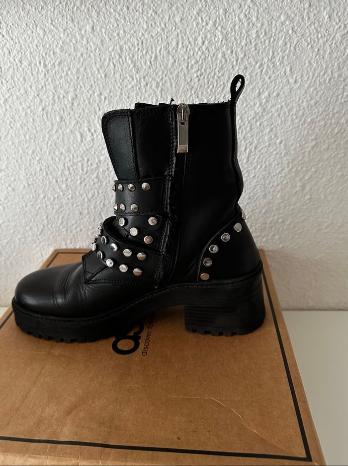 Bottines en cuir noires cloutées style motard - Zara - photo numéro 5