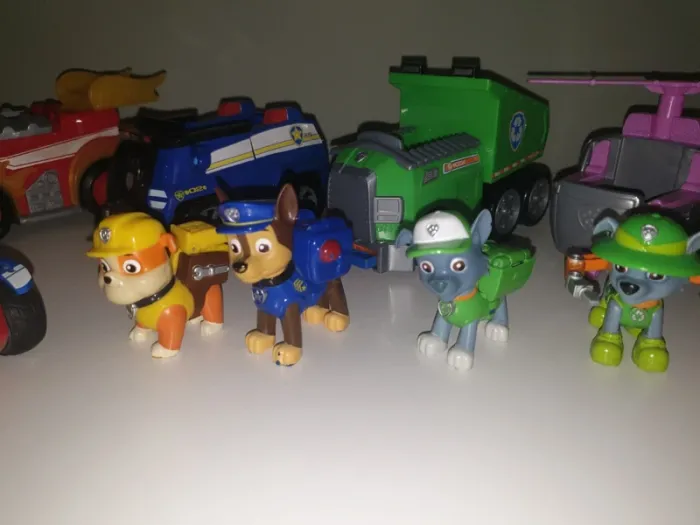 Lot  véhicules et figurines - photo numéro 2