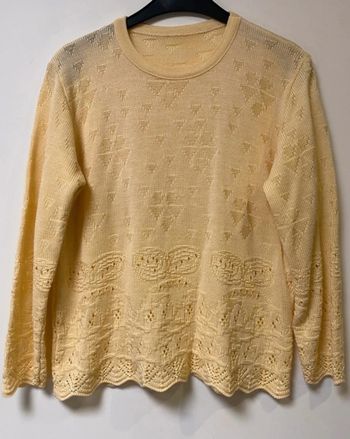 Joli pull jaune clair taille 40 plus d’étiquette entre aisselles 50 cm
