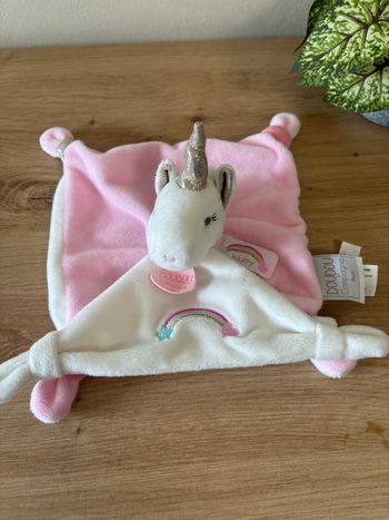 Doudou plat licorne rose blanc arc en ciel happy doudou et compagnie