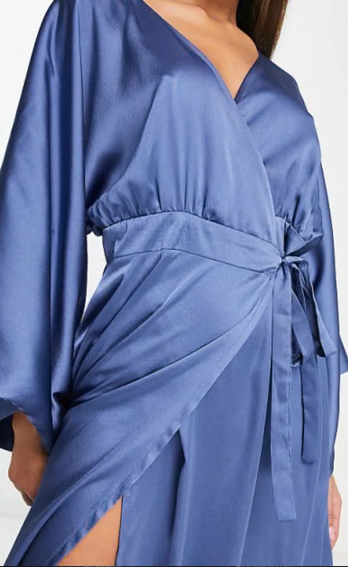 👗 🌻Robe longue portefeuille en satin à manches kimono TFNC bleu foncé- très bon état - taille 38 - photo numéro 9