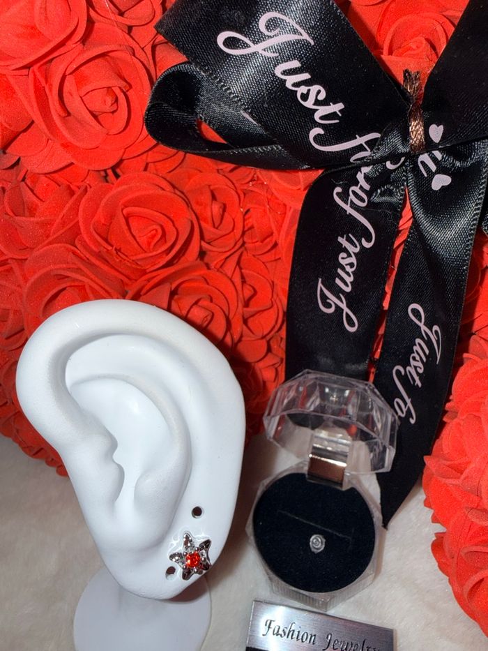 ❤️ Boucles d’oreilles étoile argentée et pierre rouge – Style glamour assuré ! ❤️