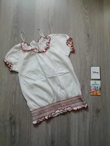 Tee-shirt blanc avec détails rouges smokee / sans marque / (8ans)