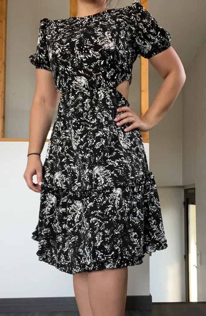 Robe noir blanche et dorée sexy
