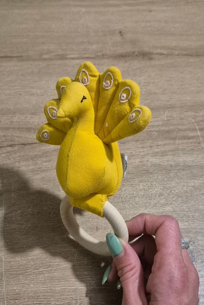 Hochet paon bois et tissus