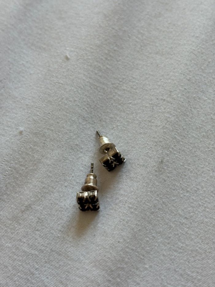 petites boucles d’oreilles strass noir carré - photo numéro 2