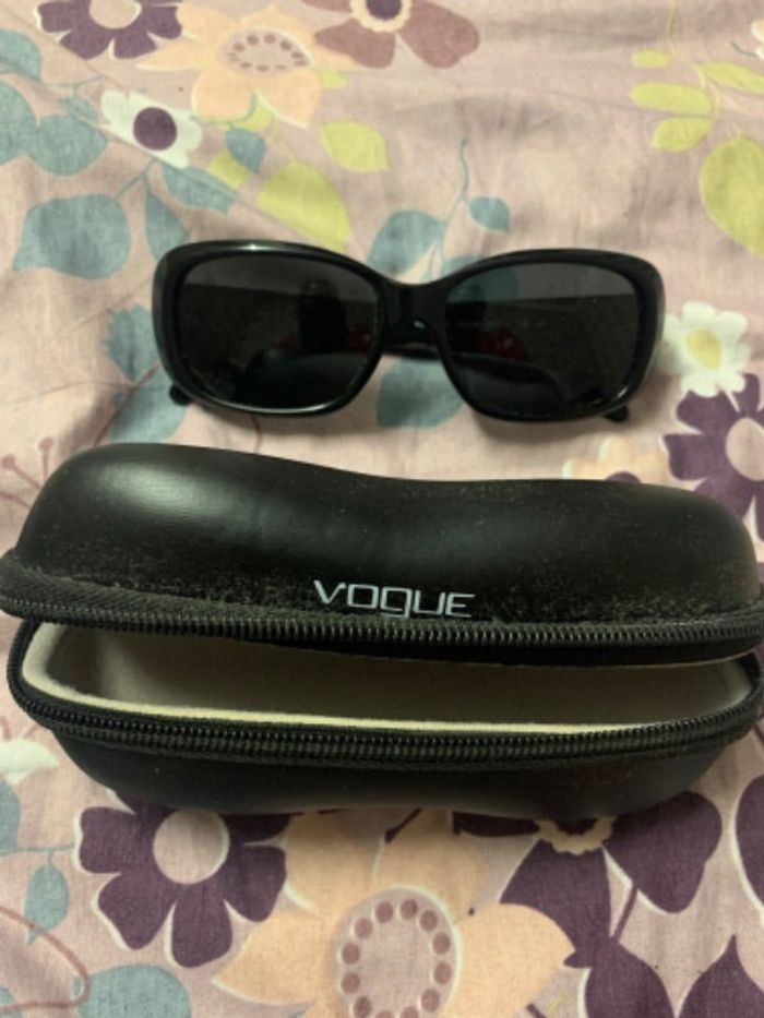 Lunette soleil très bon état  VOGUE