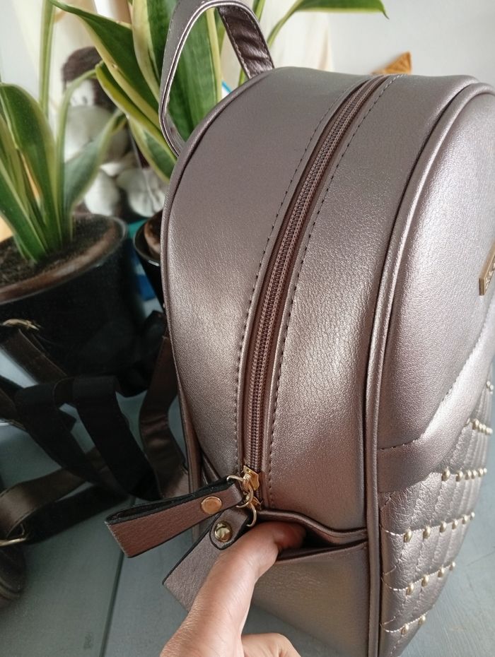 Sac à dos avec rivets. Carla Faustine - photo numéro 4