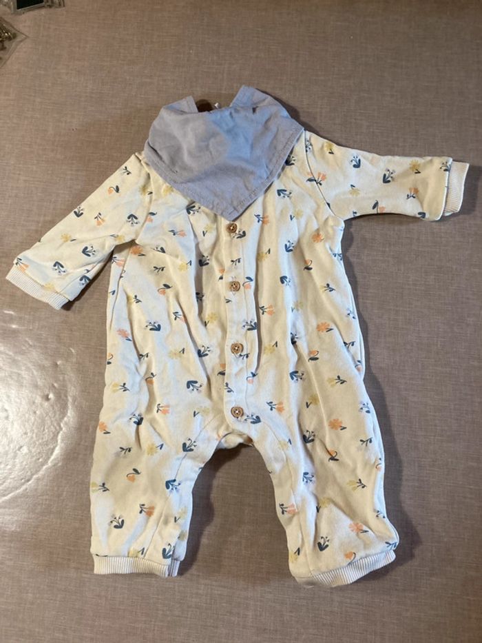 Combinaison bébé Bout’chou + bavoir assorti - Taille 3 mois