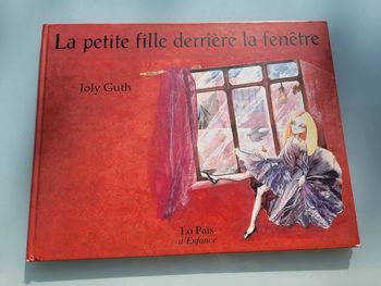 Superbe livre La petite fille 👧 derrière la fenêtre