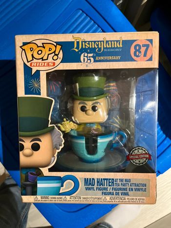 Funko Pop MAD Hatter at the tea party attraction - Alice au pays des merveilles