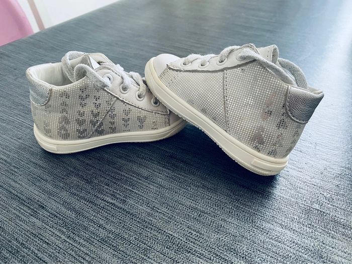 Chaussures a lacets / Taille 18 - photo numéro 2