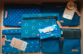 Lot de 5 grandes pochettes Cabaïa neuves dont 1 Série limitée smiley