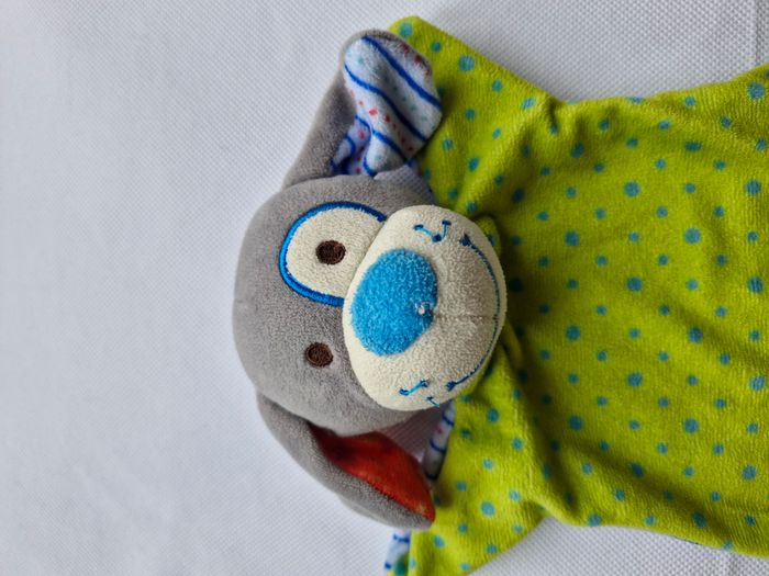 Doudou chien La Nina vert à pois bleus rayures bleues et rouges broderie fleur - photo numéro 2