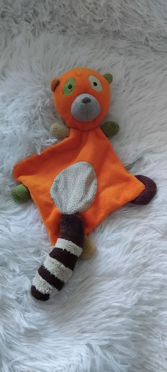 Doudou plat losange raton laveur orange Pandit Panda
