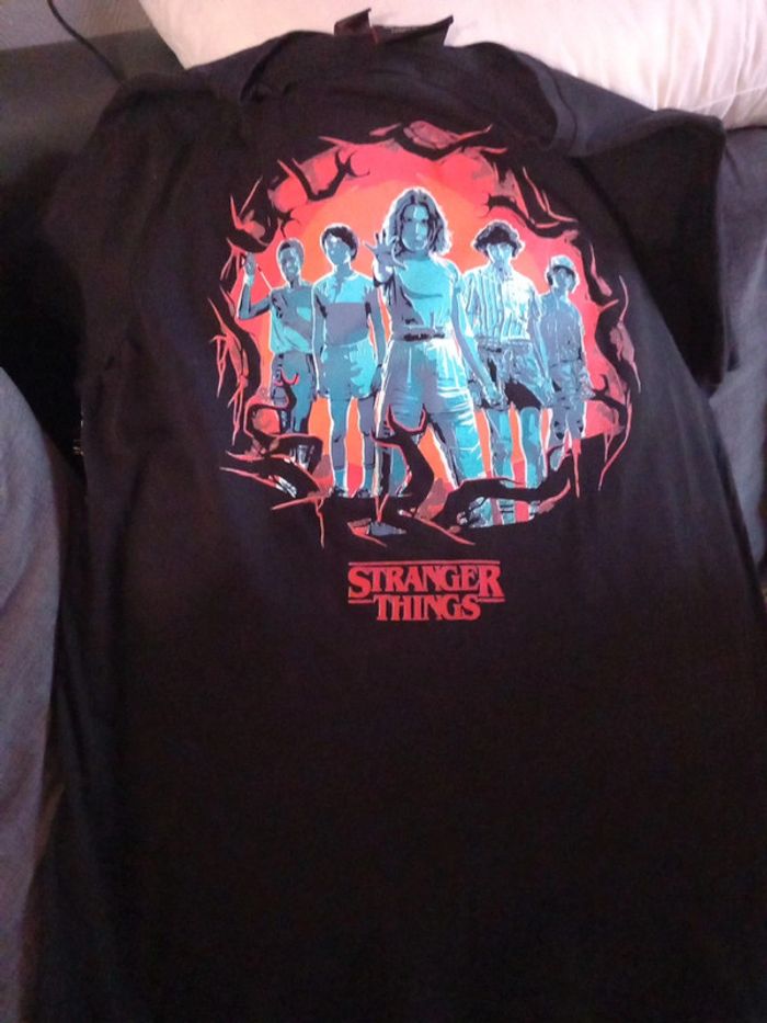 T-shirt taille s stranger things Netflix primark - photo numéro 3