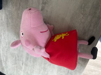 peluche peppa pig 28 cm avec fermeture à l'arrière